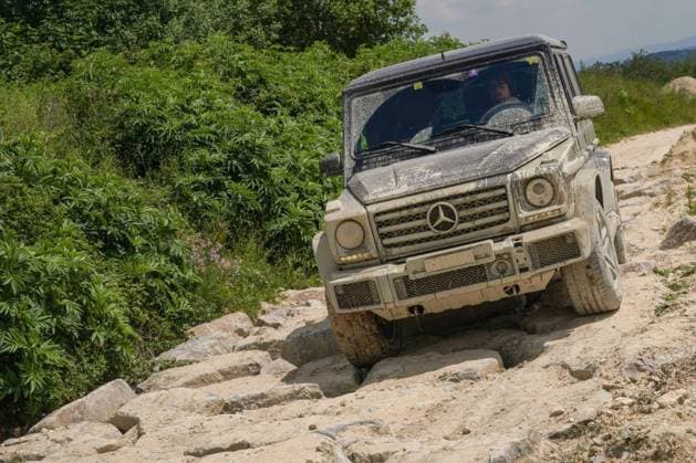 Offroad Grundkurs im Steinbruch. Unterschiedliche Fahrgegebenheiten mit dem gelaendegaengigem Offroad-Fahrzeug. Gelaendewagen Mercedes G Klasse, Vierradfahrzeuge testen unterschiedliches Terrain - ueber Stock und Stein Offroad Grundkurs im Steinbruch. Unterschiedliche Fahrgegebenheiten mit dem gelaendegaengigem Offroad-Fahrzeug. Deutschland, Geisingen, Steinbruch Meichle und Mohr, 10.06.2023 *** Offroad basic course in the quarry Different driving conditions with the gelaendegaengigem offroad vehicle Gelaendewagen Mercedes G class, four-wheel vehicles test different terrain over hill and dale Offroad basic course in the quarry Different driving conditions with the gelaendegaengigem offroad vehicle Germany, Geisingen, quarry Meichle and M SP_GHR