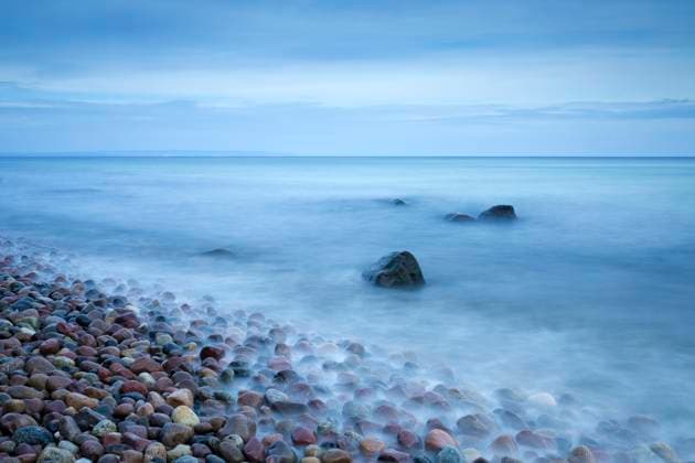 IMAGO Creative, Jahreszeit Winter, Wellness im Spa Kieselsteine und Meer mit Langzeitbelichtung Kieselsteine und Meer mit Langzeitbelichtung Copyright: xZoonar.com HaraldxBiebelx 15089841