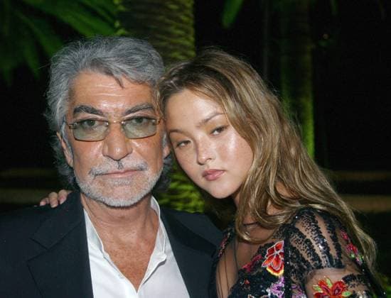 Roberto Cavalli and Devon Aoki and at theFashion Fete benefit event hosted by Cavalli. Miami, FL 11-2-2002. Photo by Adam Scull PHOTOlink Courtesy Everett Collection (Cavalli Aoki7211)ASCA034 F4853 PUBLICATIONXNOTxINxCANxCHNxFRAxITAxJPNxNORxPOLxRUSxESPxUKxUSA Copyright: xx ASCA034 F4853