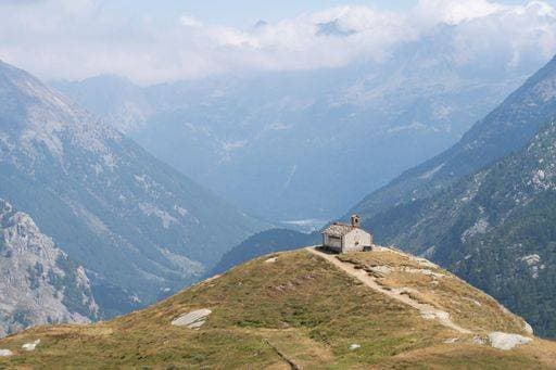 The aerial view of Madonna della Neve Chapel. Gran Paradiso National Park, Italy. *** der aerial Ansicht des Madonna della Neve Kapelle Gran Paradiso Nationaler Park, Italien 9948074 RECORD DATE NOT STATED