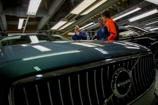 TORSLANDA 2016-02-26 Statsminister Stefan Löfven (S) pa rundvandring i Volvofabriken i Torslanda under fredagen tillsammans med bla Volvos VD Hakan Samuelsson. FOTO: Adam Ihse TT Kod 9200 TORSLANDA SVERIGE x9200x *** TORSLANDA 2016 02 26 Prime Minister Stefan Löfven S on a tour of the Volvo factory in Torslanda on Friday together with Volvos CEO Hakan Samuelsson FOTO Adam Ihse TT Code 9200 TORSLANDA SVERIGE x9200x  Copyright: xAdamxIhse TTx STEFAN LÖFVEN VOLVO