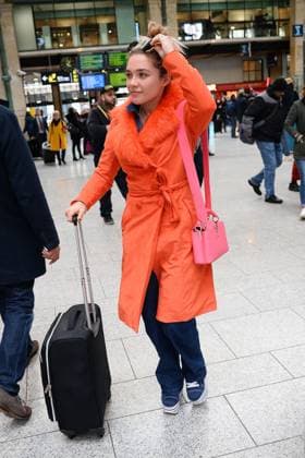 Florence Pugh arriving at Gare du Nord - Paris Florence Pugh arriving with a Vuitton bag Capucines at Gare du Nord. Paris, France March 2nd 2020.Photo by ABACAPRESS.COM  Copyright: xABACAx 722548_004 ABACAx 722548_004