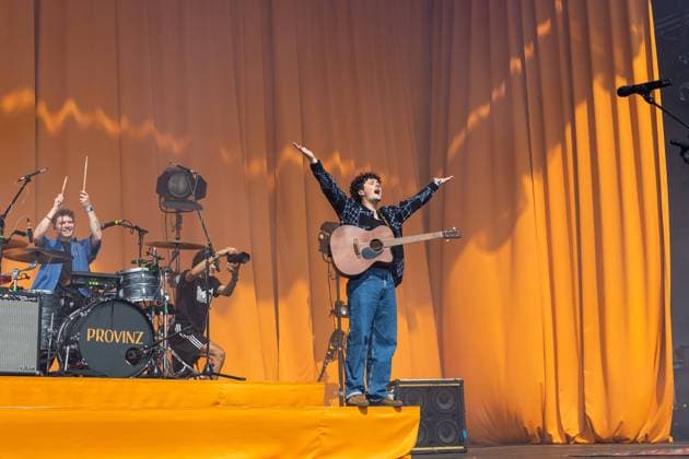 Leon SENNEWALD (Schlagzeug) und Vincent WAIZENEGGER (Gesang) von der deutschen Indie Pop Band PROVINZ beim Live Auftritt auf der Utopia Stage - Das 3 Tage Festival ROCK AM RING vom 02. Bis 04. Juni 2023 auf dem Nürburgring in der Eifel ist das traditionsreichste Rockfestival Deutschlands. Bereits über 70.000 Tickets wurden bislang verkauft. 2. Tag, Samstag - 03.06.2023 Nürburg Nürburgring NRW Deutschland *** Leon SENNEWALD drums and Vincent WAIZENEGGER vocals from the German indie pop band PROVINZ performing live on the Utopia Stage The 3 day festival ROCK AM RING from 02 to 04 June 2023 at the Nürburgring in the Eifel is the most traditional rock festival in Germany Already over 70 000 tickets have been sold so far 2 day, Saturday 03
