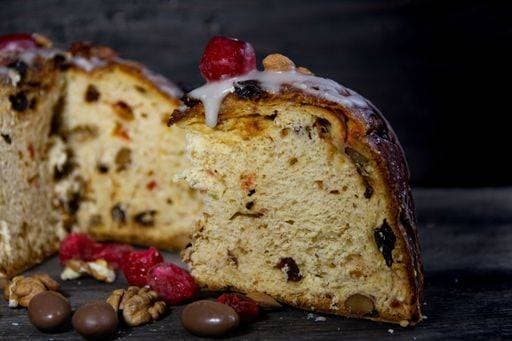 Panettone with fruits and Christmas decorations on the rustic wood *** Panettone mit Früchte und Weihnachten Dekorationen am der Rustikal Holz 9993494 RECORD DATE NOT STATED