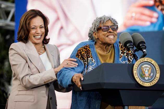 Entertainment Bilder des Tages DC: President Biden Hosts a Juneteenth Concert on the South Lawn Vice President Kamala Harris welcomes Opal Lee, also known as the Grandmother of Juneteenth, to the stage during a Juneteenth concert on the South Lawn of the White House on June 13, 2023 in Washington, D.C. Juneteenth celebrates the emancipation of enslaved African Americans on June 19th and was declared a federal holiday in 2021 by President Joe Biden. (Photo by Samuel Corum Pool ABACAPRESS.COM) Washington The White House DC United States  Copyright: xPool ABACAx 856900_015 Pool ABACAx 856900_015