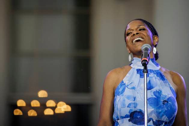 Entertainment Bilder des Tages DC: President Biden Hosts a Juneteenth Concert on the South Lawn US actress and singer Audra McDonald performs during a Juneteenth concert on the South Lawn of the White House on June 13, 2023 in Washington, D.C. Juneteenth celebrates the emancipation of enslaved African Americans on June 19th and was declared a federal holiday in 2021 by President Joe Biden. (Photo by Samuel Corum Pool ABACAPRESS.COM) Washington The White House DC United States  Copyright: xPool ABACAx 856900_029 Pool ABACAx 856900_029