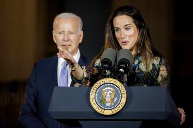 DC: President Biden Hosts a Juneteenth Concert on the South Lawn Ashley Biden speaks alongside her father, President Joe Biden, during a Juneteenth concert on the South Lawn of the White House on June 13, 2023 in Washington, D.C. Juneteenth celebrates the emancipation of enslaved African Americans on June 19th and was declared a federal holiday in 2021 by President Joe Biden. (Photo by Samuel Corum Pool ABACAPRESS.COM) Washington The White House DC United States  Copyright: xPool ABACAx 856900_048 Pool ABACAx 856900_048