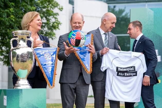 Bilder des Jahres 2023, News June 06 News Themen der Woche KW24 News Bilder des Tages Bundeskanzler und die Bundesinnenministerin empfaengen Vertreter des DFB anlaesslich der Fussball-EM 2024 in Deutschland Philipp Lahm Turnierdirektor EURO 2024 gemeinsam mit Bundeskanzler Olaf Scholz (SPD), Innenministerin Nancy Faeser (SPD) und Bernd Neuendorf DFB-Praesident mit Pokal, Trikot Wimpel und Ball, den der Bundeskanzler in die Luft wirft beim Empfang von Vertretern des DFB anlaesslich der Fussball-EM 2024 in Deutschland im Kanzlergarten des Bundeskanzleramt, Berlin , 14.06.2023 Berlin Berlin Deutschland *** Federal Chancellor and the Federal Minister of the Interior receive representatives of the DFB on the occasion of the European Football Championship 2024 in Germany Philipp Lahm Tournament Director EURO 2024 together with Fe