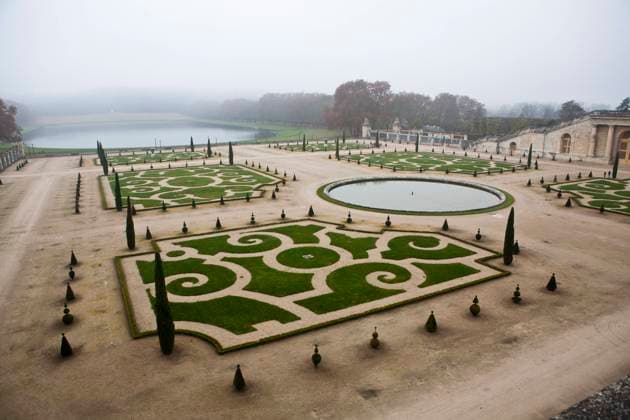 The famous gardens at the Versailles Palace outside Paris, France. Versailles, Île-de-France, France R_STBU230612-585159-01 EDITORIAL USE ONLY