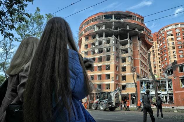 News Themen der Woche KW24 News Bilder des Tages ODESA, UKRAINE - JUNE 14, 2023 - Two women watch the response effort to a recent missile attack of the Russian troops on Odesa, southern Ukraine. As reported, the Russian occupation army launched four Kalibrs at civilian infrastructure in Odesa Wednesday night, June 14. Three people were killed and six people were injured. An office building, an academic institution, a residential complex, fast food restaurants and shops were damaged. A warehouse of a retail chain was also hit. Russian missile attack on Odesa  Copyright: xNinaxLiashonokx
