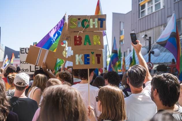 Demonstration von München ist Bunt in Unterstützung zur Drag Vorlesung München Am 13. Juni 2023 versammelten sich hunderte Teilnehmer*innen mit München ist Bunt vor der Stadtbibliothek Bogenhausen, München, Deutschland. Mit ihrer Demo unterstützen sie die in der Bibliothek stattfindende Vorlesung zweier Dragqueens, Vicky Voyage und Eric big Clit, und demonstrierten auch gegen die Demo der AFD und von München Steht auf. Gegen Ende kam es zu Ausschreitungen zwischen Polizei und Teilnehmer*innen. -- On June 13, 2023, hundreds of participants gathered with Munich is Colorful in front of the Bogenhausen City Library, Munich, Germany. With their demo they supported the lecture of two drag queens, Vicky Voyage and Eric big Clit, which took Copyright: xmufkinnphotosx