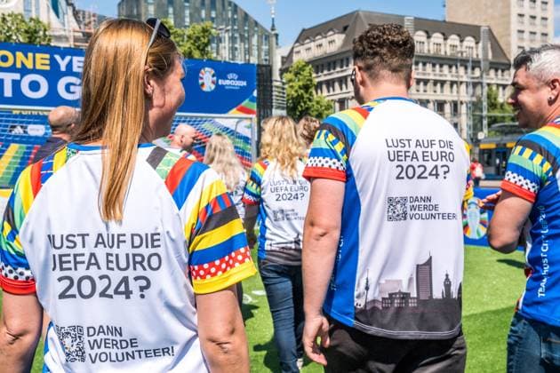 noch 365 Tage, bis die UEFA EURO 2024 startet: In einem Jahr ist der europäische Spitzenfußball in Deutschland zu Gast und zu vier Spielen auch in Leipzig. Anlässlich des one year to go möchten wir Ihnen im Rahmen eines Medientermins aktuelle Informationen zu den Themen Straßenbahn im Branding der UEFA EURO 2024 und Start der Bewerberplattform für Volunteers zur Verfügung stellen. Teilnehmer sind unter anderem: Heiko Rosenthal (Bürgermeister und Beigeordneter für Umwelt, Klima, Ordnung und Sport der Stadt Leipzig), Ulf Middelberg (Geschäftsführer Leipziger Versorgungs- und Verkehrsgesellschaft), Katja Büchel (Leiterin Amt für Sport), Markus Bienert (Geschäftsführer Sächsischer Fußballverband) und Ulrich Wolter (Vo
