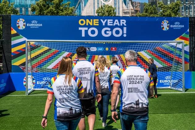 noch 365 Tage, bis die UEFA EURO 2024 startet: In einem Jahr ist der europäische Spitzenfußball in Deutschland zu Gast und zu vier Spielen auch in Leipzig. Anlässlich des one year to go möchten wir Ihnen im Rahmen eines Medientermins aktuelle Informationen zu den Themen Straßenbahn im Branding der UEFA EURO 2024 und Start der Bewerberplattform für Volunteers zur Verfügung stellen. Teilnehmer sind unter anderem: Heiko Rosenthal (Bürgermeister und Beigeordneter für Umwelt, Klima, Ordnung und Sport der Stadt Leipzig), Ulf Middelberg (Geschäftsführer Leipziger Versorgungs- und Verkehrsgesellschaft), Katja Büchel (Leiterin Amt für Sport), Markus Bienert (Geschäftsführer Sächsischer Fußballverband) und Ulrich Wolter (Vo