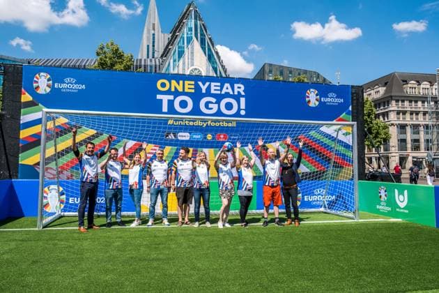 noch 365 Tage, bis die UEFA EURO 2024 startet: In einem Jahr ist der europäische Spitzenfußball in Deutschland zu Gast und zu vier Spielen auch in Leipzig. Anlässlich des one year to go möchten wir Ihnen im Rahmen eines Medientermins aktuelle Informationen zu den Themen Straßenbahn im Branding der UEFA EURO 2024 und Start der Bewerberplattform für Volunteers zur Verfügung stellen. Teilnehmer sind unter anderem: Heiko Rosenthal (Bürgermeister und Beigeordneter für Umwelt, Klima, Ordnung und Sport der Stadt Leipzig), Ulf Middelberg (Geschäftsführer Leipziger Versorgungs- und Verkehrsgesellschaft), Katja Büchel (Leiterin Amt für Sport), Markus Bienert (Geschäftsführer Sächsischer Fußballverband) und Ulrich Wolter (Vo