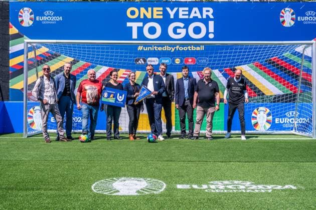 noch 365 Tage, bis die UEFA EURO 2024 startet: In einem Jahr ist der europäische Spitzenfußball in Deutschland zu Gast und zu vier Spielen auch in Leipzig. Anlässlich des one year to go möchten wir Ihnen im Rahmen eines Medientermins aktuelle Informationen zu den Themen Straßenbahn im Branding der UEFA EURO 2024 und Start der Bewerberplattform für Volunteers zur Verfügung stellen. Teilnehmer sind unter anderem: Heiko Rosenthal (Bürgermeister und Beigeordneter für Umwelt, Klima, Ordnung und Sport der Stadt Leipzig), Ulf Middelberg (Geschäftsführer Leipziger Versorgungs- und Verkehrsgesellschaft), Katja Büchel (Leiterin Amt für Sport), Markus Bienert (Geschäftsführer Sächsischer Fußballverband) und Ulrich Wolter (Vo
