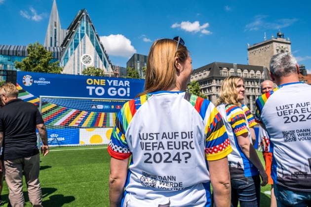noch 365 Tage, bis die UEFA EURO 2024 startet: In einem Jahr ist der europäische Spitzenfußball in Deutschland zu Gast und zu vier Spielen auch in Leipzig. Anlässlich des one year to go möchten wir Ihnen im Rahmen eines Medientermins aktuelle Informationen zu den Themen Straßenbahn im Branding der UEFA EURO 2024 und Start der Bewerberplattform für Volunteers zur Verfügung stellen. Teilnehmer sind unter anderem: Heiko Rosenthal (Bürgermeister und Beigeordneter für Umwelt, Klima, Ordnung und Sport der Stadt Leipzig), Ulf Middelberg (Geschäftsführer Leipziger Versorgungs- und Verkehrsgesellschaft), Katja Büchel (Leiterin Amt für Sport), Markus Bienert (Geschäftsführer Sächsischer Fußballverband) und Ulrich Wolter (Vo