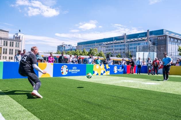 noch 365 Tage, bis die UEFA EURO 2024 startet: In einem Jahr ist der europäische Spitzenfußball in Deutschland zu Gast und zu vier Spielen auch in Leipzig. Anlässlich des one year to go möchten wir Ihnen im Rahmen eines Medientermins aktuelle Informationen zu den Themen Straßenbahn im Branding der UEFA EURO 2024 und Start der Bewerberplattform für Volunteers zur Verfügung stellen. Teilnehmer sind unter anderem: Heiko Rosenthal (Bürgermeister und Beigeordneter für Umwelt, Klima, Ordnung und Sport der Stadt Leipzig), Ulf Middelberg (Geschäftsführer Leipziger Versorgungs- und Verkehrsgesellschaft), Katja Büchel (Leiterin Amt für Sport), Markus Bienert (Geschäftsführer Sächsischer Fußballverband) und Ulrich Wolter (Vo