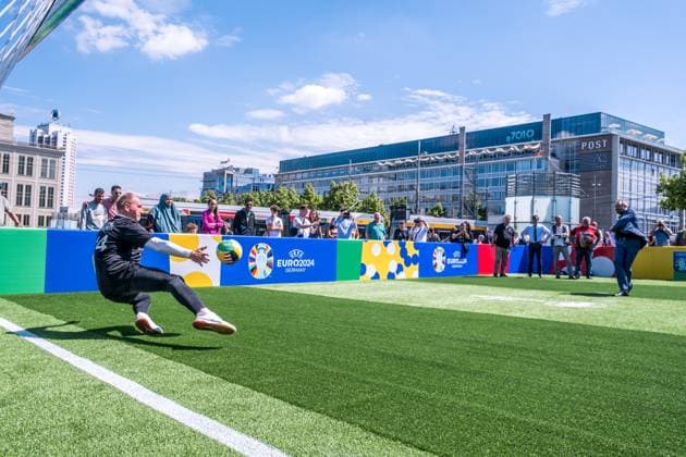 noch 365 Tage, bis die UEFA EURO 2024 startet: In einem Jahr ist der europäische Spitzenfußball in Deutschland zu Gast und zu vier Spielen auch in Leipzig. Anlässlich des one year to go möchten wir Ihnen im Rahmen eines Medientermins aktuelle Informationen zu den Themen Straßenbahn im Branding der UEFA EURO 2024 und Start der Bewerberplattform für Volunteers zur Verfügung stellen. Teilnehmer sind unter anderem: Heiko Rosenthal (Bürgermeister und Beigeordneter für Umwelt, Klima, Ordnung und Sport der Stadt Leipzig), Ulf Middelberg (Geschäftsführer Leipziger Versorgungs- und Verkehrsgesellschaft), Katja Büchel (Leiterin Amt für Sport), Markus Bienert (Geschäftsführer Sächsischer Fußballverband) und Ulrich Wolter (Vo