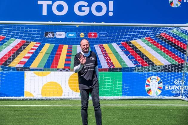 noch 365 Tage, bis die UEFA EURO 2024 startet: In einem Jahr ist der europäische Spitzenfußball in Deutschland zu Gast und zu vier Spielen auch in Leipzig. Anlässlich des one year to go möchten wir Ihnen im Rahmen eines Medientermins aktuelle Informationen zu den Themen Straßenbahn im Branding der UEFA EURO 2024 und Start der Bewerberplattform für Volunteers zur Verfügung stellen. Teilnehmer sind unter anderem: Heiko Rosenthal (Bürgermeister und Beigeordneter für Umwelt, Klima, Ordnung und Sport der Stadt Leipzig), Ulf Middelberg (Geschäftsführer Leipziger Versorgungs- und Verkehrsgesellschaft), Katja Büchel (Leiterin Amt für Sport), Markus Bienert (Geschäftsführer Sächsischer Fußballverband) und Ulrich Wolter (Vo