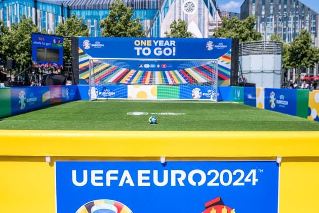 noch 365 Tage, bis die UEFA EURO 2024 startet: In einem Jahr ist der europäische Spitzenfußball in Deutschland zu Gast und zu vier Spielen auch in Leipzig. Anlässlich des one year to go möchten wir Ihnen im Rahmen eines Medientermins aktuelle Informationen zu den Themen Straßenbahn im Branding der UEFA EURO 2024 und Start der Bewerberplattform für Volunteers zur Verfügung stellen. Teilnehmer sind unter anderem: Heiko Rosenthal (Bürgermeister und Beigeordneter für Umwelt, Klima, Ordnung und Sport der Stadt Leipzig), Ulf Middelberg (Geschäftsführer Leipziger Versorgungs- und Verkehrsgesellschaft), Katja Büchel (Leiterin Amt für Sport), Markus Bienert (Geschäftsführer Sächsischer Fußballverband) und Ulrich Wolter (Vo