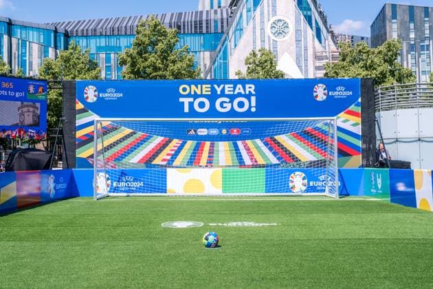 noch 365 Tage, bis die UEFA EURO 2024 startet: In einem Jahr ist der europäische Spitzenfußball in Deutschland zu Gast und zu vier Spielen auch in Leipzig. Anlässlich des one year to go möchten wir Ihnen im Rahmen eines Medientermins aktuelle Informationen zu den Themen Straßenbahn im Branding der UEFA EURO 2024 und Start der Bewerberplattform für Volunteers zur Verfügung stellen. Teilnehmer sind unter anderem: Heiko Rosenthal (Bürgermeister und Beigeordneter für Umwelt, Klima, Ordnung und Sport der Stadt Leipzig), Ulf Middelberg (Geschäftsführer Leipziger Versorgungs- und Verkehrsgesellschaft), Katja Büchel (Leiterin Amt für Sport), Markus Bienert (Geschäftsführer Sächsischer Fußballverband) und Ulrich Wolter (Vo