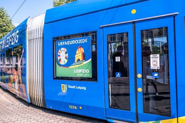 noch 365 Tage, bis die UEFA EURO 2024 startet: In einem Jahr ist der europäische Spitzenfußball in Deutschland zu Gast und zu vier Spielen auch in Leipzig. Anlässlich des one year to go möchten wir Ihnen im Rahmen eines Medientermins aktuelle Informationen zu den Themen Straßenbahn im Branding der UEFA EURO 2024 und Start der Bewerberplattform für Volunteers zur Verfügung stellen. Teilnehmer sind unter anderem: Heiko Rosenthal (Bürgermeister und Beigeordneter für Umwelt, Klima, Ordnung und Sport der Stadt Leipzig), Ulf Middelberg (Geschäftsführer Leipziger Versorgungs- und Verkehrsgesellschaft), Katja Büchel (Leiterin Amt für Sport), Markus Bienert (Geschäftsführer Sächsischer Fußballverband) und Ulrich Wolter (Vo
