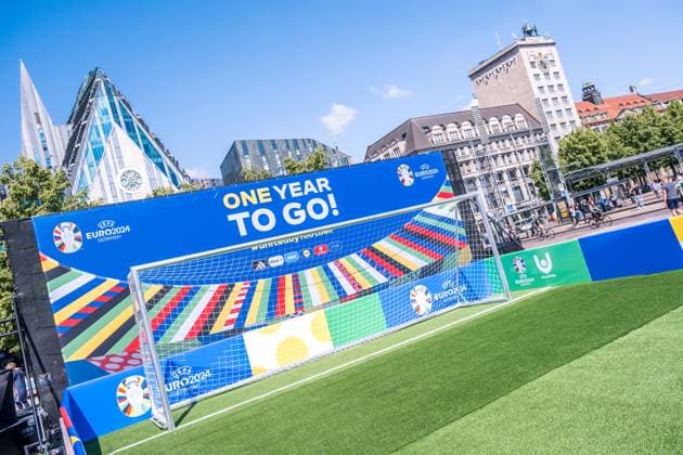 noch 365 Tage, bis die UEFA EURO 2024 startet: In einem Jahr ist der europäische Spitzenfußball in Deutschland zu Gast und zu vier Spielen auch in Leipzig. Anlässlich des one year to go möchten wir Ihnen im Rahmen eines Medientermins aktuelle Informationen zu den Themen Straßenbahn im Branding der UEFA EURO 2024 und Start der Bewerberplattform für Volunteers zur Verfügung stellen. Teilnehmer sind unter anderem: Heiko Rosenthal (Bürgermeister und Beigeordneter für Umwelt, Klima, Ordnung und Sport der Stadt Leipzig), Ulf Middelberg (Geschäftsführer Leipziger Versorgungs- und Verkehrsgesellschaft), Katja Büchel (Leiterin Amt für Sport), Markus Bienert (Geschäftsführer Sächsischer Fußballverband) und Ulrich Wolter (Vo