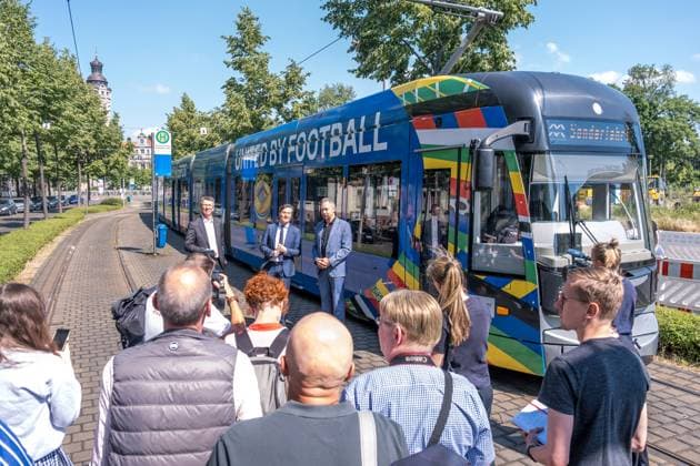 noch 365 Tage, bis die UEFA EURO 2024 startet: In einem Jahr ist der europäische Spitzenfußball in Deutschland zu Gast und zu vier Spielen auch in Leipzig. Anlässlich des one year to go möchten wir Ihnen im Rahmen eines Medientermins aktuelle Informationen zu den Themen Straßenbahn im Branding der UEFA EURO 2024 und Start der Bewerberplattform für Volunteers zur Verfügung stellen. Teilnehmer sind unter anderem: Heiko Rosenthal (Bürgermeister und Beigeordneter für Umwelt, Klima, Ordnung und Sport der Stadt Leipzig), Ulf Middelberg (Geschäftsführer Leipziger Versorgungs- und Verkehrsgesellschaft), Katja Büchel (Leiterin Amt für Sport), Markus Bienert (Geschäftsführer Sächsischer Fußballverband) und Ulrich Wolter (Vo