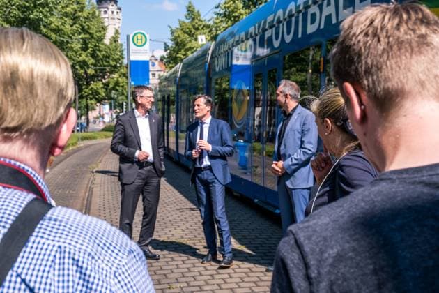 noch 365 Tage, bis die UEFA EURO 2024 startet: In einem Jahr ist der europäische Spitzenfußball in Deutschland zu Gast und zu vier Spielen auch in Leipzig. Anlässlich des one year to go möchten wir Ihnen im Rahmen eines Medientermins aktuelle Informationen zu den Themen Straßenbahn im Branding der UEFA EURO 2024 und Start der Bewerberplattform für Volunteers zur Verfügung stellen. Teilnehmer sind unter anderem: Heiko Rosenthal (Bürgermeister und Beigeordneter für Umwelt, Klima, Ordnung und Sport der Stadt Leipzig), Ulf Middelberg (Geschäftsführer Leipziger Versorgungs- und Verkehrsgesellschaft), Katja Büchel (Leiterin Amt für Sport), Markus Bienert (Geschäftsführer Sächsischer Fußballverband) und Ulrich Wolter (Vo