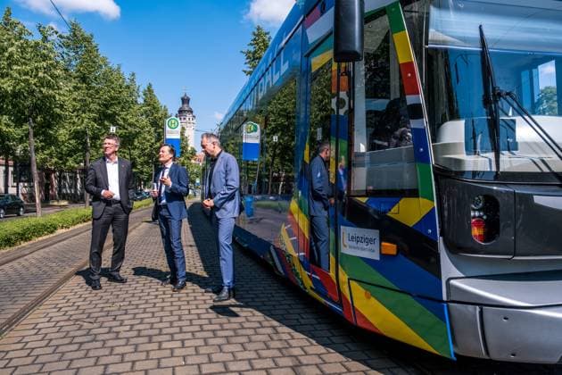 noch 365 Tage, bis die UEFA EURO 2024 startet: In einem Jahr ist der europäische Spitzenfußball in Deutschland zu Gast und zu vier Spielen auch in Leipzig. Anlässlich des one year to go möchten wir Ihnen im Rahmen eines Medientermins aktuelle Informationen zu den Themen Straßenbahn im Branding der UEFA EURO 2024 und Start der Bewerberplattform für Volunteers zur Verfügung stellen. Teilnehmer sind unter anderem: Heiko Rosenthal (Bürgermeister und Beigeordneter für Umwelt, Klima, Ordnung und Sport der Stadt Leipzig), Ulf Middelberg (Geschäftsführer Leipziger Versorgungs- und Verkehrsgesellschaft), Katja Büchel (Leiterin Amt für Sport), Markus Bienert (Geschäftsführer Sächsischer Fußballverband) und Ulrich Wolter (Vo