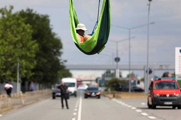 Bilder des Jahres 2023, News June 06 News Themen der Woche KW24 News Bilder des Tages Niedersachsen Wolfsburg, 14.06.2023, VW Werk Nordstraße, Aktivisten haben die Haupt-Liefereinfahrt zum Volkswagen-Werk in Wolfsburg mit einer spektakulären Kletteraktion blockiert. *** Lower Saxony Wolfsburg, 14 06 2023, VW plant Nordstraße, activists have blocked the main delivery entrance to the Volkswagen plant in Wolfsburg with a spectacular climbing action.