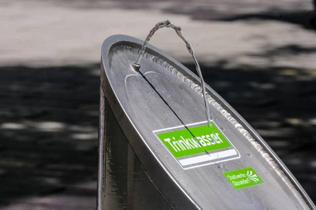 Düsseldorf 14.06.2023 Trinkbrunnen Wasserbrunnen Trinkwasserbrunnen Wasserspender Wassermangel Wasserknappheit Sommerhitze Hitzewelle hohe Temperaturen Hitzeschlag Dehydrierung Dehydration Hitzetote Trinkwasser Wasserspiele Wasserspielplatz Schadowstrasse Springbrunnen Wasserfontäne Wassererfrischung Abkühlung Luftbefeuchtung Luftfeuchtigkeit Stadtwerke kostenloser Trockenheit Niedrigwasser Grundwasser Düsseldorf Nordrhein-Westfalen Deutschland