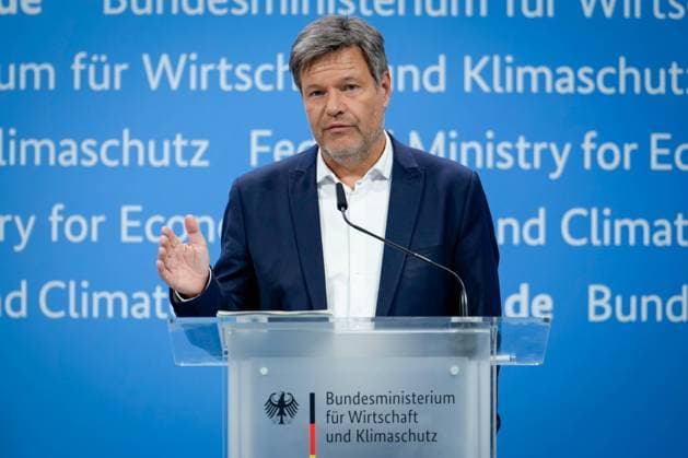 News Bilder des Tages Pressekonferenz des Bundeswirtschaftsministers zum Thema Klimaschutzgesetz und Klimaschutzprogramm Wirtschafts- und Klimaminister Robert Habeck (Gruene) im Portrait mit besonderer Geste bei der Pressekonferenz zum Thema Klimaschutzgesetz und Klimaschutzprogramm im Bundesministerium für Wirtschaft und Klimaschutz, Berlin , 14.06.2023 Berlin Berlin Deutschland *** Press conference of the Federal Minister of Economy on the topic of climate protection law and climate protection program Economy and Climate Minister Robert Habeck Gruene in portrait with special gesture at the press conference on the topic of climate protection law and climate protection program at the Federal Ministry of Economy and Climate Protection, Berlin , 14 06 2023 Berli