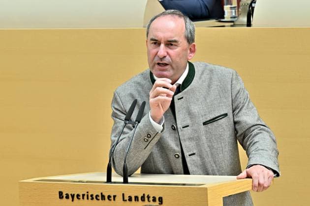 Wirtschaftsminister Huber Aiwanger , Freie Wähler. 147. Plenarsitzung des Bayerischen Landtags. Minister Hubert Aiwanger, Freie Wähler, aus dem Bayerischen Staatsministerium für Wirtschaft und Landesentwicklung im Plenum. München Bayern Deutschland *** Minister of Economic Affairs Huber Aiwanger , Free Voters 147 Plenary Session of the Bavarian State Parliament Minister Hubert Aiwanger, Free Voters, from the Bavarian State Ministry of Economic Affairs and Regional Development in plenary session Munich Bavaria Germany Copyright: xRolfxPossx