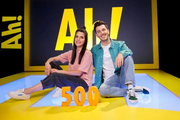 Bilder des Jahres 2023, Entertainment June 06 Entertainment Themen der Woche KW24 Die Moderatoren Clarissa Correa da Silva und Tarkan Bagci am Set von Wissen macht Ah! . Im Herbst wird die 500. Folge der WDR-Wissenssendung zu sehen sein. Köln, 14.06.2023 NRW Deutschland *** Presenters Clarissa Correa da Silva and Tarkan Bagci on the set of Wissen macht Ah In the fall, the 500th episode of the WDR knowledge show will be shown Cologne, 14 06 2023 NRW Germany Copyright: xChristophxHardtx