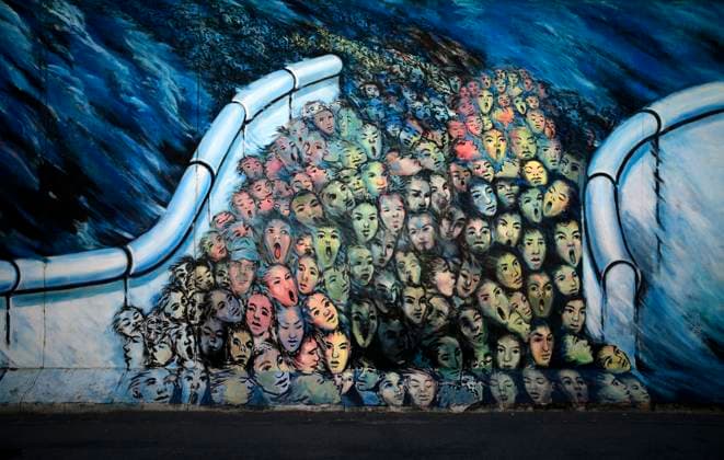 Kani Alavi, Es geschah im November, Kunstwerk auf der ehemaligen Berliner Mauer, Graffiti, East Side Gallery, Berlin, Deutschland, Europa *** Kani Alavi, it SHOW at November, Work of art at the former Berlin Wall, Graffiti, East Side Gallery, Berlin, Germany, Europe Copyright: imageBROKER MichaelxWeber iblimw09338685.jpg