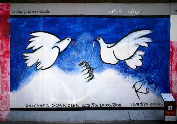 Rosemarie Schinzler, Weiße Friedenstauben tragen das Brandenburger Tor, Kunstwerk auf der ehemaligen Berliner Mauer, Graffiti, East Side Gallery, Berlin, Deutschland, Europa *** Rosemary Schinzler, Whites Doves of Peace carry the Brandenburg Gate, Work of art at the former Berlin Wall, Graffiti, East Side Gallery, Berlin, Germany, Europe Copyright: imageBROKER MichaelxWeber iblimw09338689.jpg