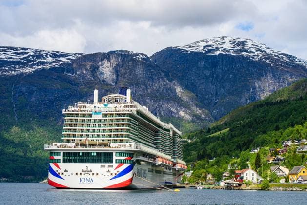 IONA PandO CRUISES, Kreuzfahrtschiff, Berge und Fjord, Olden, Innvikfjorden, Norwegen, Europa *** Iona Pando CRUISES, Cruise ship, Mountains and Fjord, Olden, Innvikfjorden, Norway, Europe Copyright: imageBROKER MaciejxOlszewski iblmao09332408.jpg
