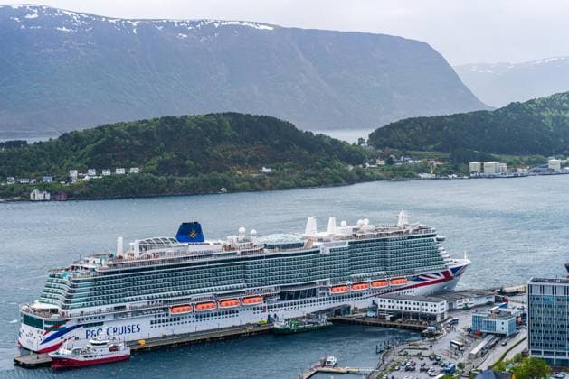 IONA PandO CRUISES, Kreuzfahrtschiff in ALESUND, Geirangerfjord, Norwegen, Europa *** Iona Pando CRUISES, Cruise ship in ALESUND, Geirangerfjord, Norway, Europe Copyright: imageBROKER MaciejxOlszewski iblmao09334437.jpg