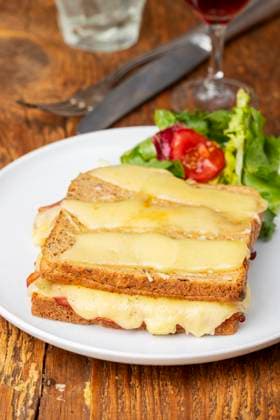 Nahaufnahme eines französischen Croque Monsieur closeup of a french croque monsieur Copyright: xZoonar.com BerndxJuergensx 14239622