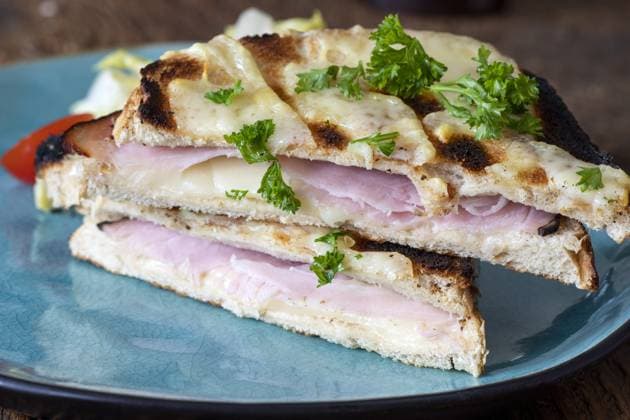 Französischer Croque Monsieur auf einem blauen Teller Französischer Croque Monsieur auf einem blauen Teller Copyright: xZoonar.com BerndxJuergensx 15856733
