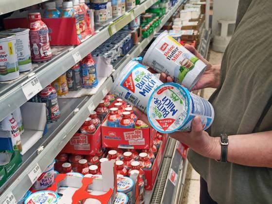 Einkauf in einem Supermarkt oder Discounter zu Zeiten von Inflation. Buttermilch, Milch, Milchprodukte, Joghurt, Fruchtjoghurt, Milchpreis, Kaese, Vergleich, Preisvergleich, Milcherzeuger, Molkereien, Buttermilch, Lebensmittel, Lieferkette, Einkauf in Zeiten von Krieg in der Ukraine und Inflation. *** Shopping in a supermarket or discount store at times of inflation buttermilk, milk, dairy products, yogurt, fruit yogurt, milk price, cheese, comparison, price comparison, milk producers, dairies, buttermilk, food, supply chain, shopping at times of war in Ukraine and inflation