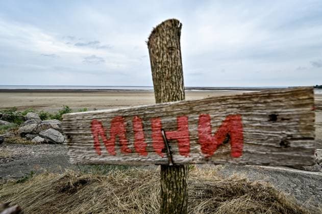 News Themen der Woche KW24 Drying up of Kakhovka Reservoir ZAPORIZHZHIA REGION, UKRAINE - JUNE 14, 2023 - A sign warning of mines is seen on the shore of the Kakhovka Reservoir where the water level continues to drop as a result of the blow up of the Kakhovka HPP by the Russian military, Zaporizhzhia Region, south-eastern Ukraine., Credit:Dmytro Smoliyenko Avalon Ukraine, Zaporizhzhia Region  Copyright: xDmytroxSmoliyenkox xAvalonx 0783478291