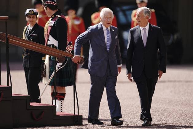 Entertainment Themen der Woche KW24 Entertainment Bilder des Tages König Charles III. empfängt Portugals Präsident Rebelo de Sousa im Buckigham Palace . 15 06 2023. London, United Kingdom. King Charles III and President of Portugal, Marcelo Rebelo de Sousa, inspect the Buckingham Palace detachment of the King s Guard on the forecourt of the palace in London, during the presidents visit to the UK to mark the 650th Anniversary of the Anglo-Portuguese Alliance.  xPoolx xi-Imagesx IIM-24476-0017