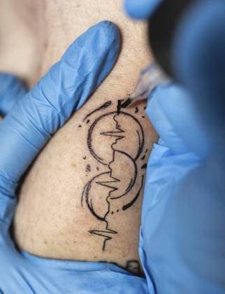Gladenbach - Thema Medizinische Tattoos *** NUR FÜR REDAKTIONELLE ZWECKE *** EDITORIAL USE ONLY ***<p>Dominik Rüggeberg (27) lässt sich das Opt-Ink-Tattoo für Organspender stechen. Medizinisches Tattoos - tatowiererin Jenny JeyÂß Krämer (27) sticht in ihrem Studio Blackheartink kostenlos Tattoosmit medizinischem Hintergrund wie z.B. Diabetis. Auch das Organspende Tattoo Opt-Ink ist bei ihr erhältlich. Besuch in Ihrem Studio in Gladenbach am Dienstag den 13.06.2023. Deutschland Hessen Gladenbach Copyright: LarsxHeidrich *** Gladenbach topic medical tattoos FOR EDITORIAL PURPOSES ONLY EDITORIAL USE ONLY p Dominik Rüggeberg 27 gets the Opt Ink tattoo for organ donors medical tattoos tattoo artist Jenny JeyÂß Krämer 27 engraves in her Copyright: LarsxHeidrich doc7qnnxdd5t8p9ptyhjyg ,EDITORIAL USE ONLY