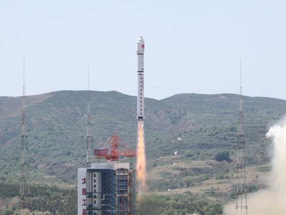 News Themen der Woche KW24 News Bilder des Tages China, Start einer Langer-Marsch-Rakete in Taiyuan (230615) -- TAIYUAN, June 15, 2023 -- A Long March-2D rocket carrying 41 satellites blasts off from the Taiyuan Satellite Launch Center in north China s Shanxi Province June 15, 2023. China launched a Long March-2D rocket to place 41 satellites in orbit on Thursday, setting a domestic record for the most satellites lifted in one go. (Photo by Xinhua) (EyesonSci) CHINA-SHANXI-TAIYUAN-SATELLITES-LAUNCH (CN) ZhengxBin 