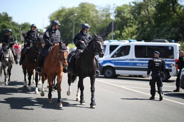 03.06.2023, Essen, Fußball, Einsatz der Polizei Reiterstaffel beim Niederrheinpokal Finale Herren, Stadion an der Hafenstraße, Saison 2022 2023, Rot-Weiss Essen Rot-Weiss Oberhausen. Nordrhein-Westfalen Deutschland *** 03 06 2023, Essen, soccer, deployment of the police equestrian squad at the Niederrheinpokal final men, stadium at the Hafenstraße, season 2022 2023, Rot Weiss Essen Rot Weiss Oberhausen North Rhine Westphalia Germany