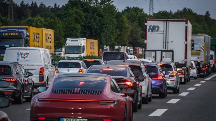 15.06.2023; A3 Frankfurt, Deutschland Stau auf der Autobahn, Verkehrsstau, Verkehrsstockung, Verkehrskollaps, Verkehrschaos, Blechlawine, Verkehrswelle, Verkehrsstauung, Symbolbild für Berufsverkehr, Pendelverkehr, Rush Hour, Stoßzeit, Hauptverkehrszeit, Berufsverkehrschaos, Reiseverkehr, Urlaubsverkehr, Ferienverkehr, Verkehrsreisewelle, Reisewelle, Stress, Verkehrsstress, Staufrust, Verkehrsbelastung, Verkehrsstress, Wochenendverkehr, Wochenendstau, Wochenendausflugsverkehr, Wochenendreiseverkehr *** 15 06 2023 A3 Frankfurt, Germany traffic jam on the highway, traffic jam, traffic congestion, traffic gridlock, traffic chaos, avalanche of cars, traffic wave, traffic congestion, symbolic image for rush hour, commuter traffic, rush hour,