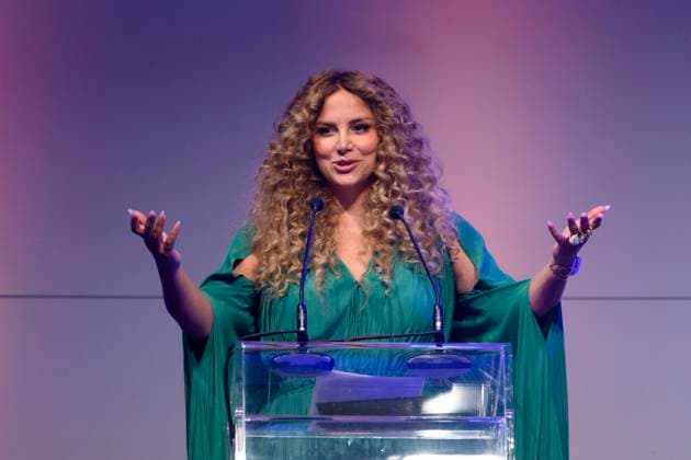 Komikerin Enissa Amani kommt zur Verleihung des Grimme Online Awards 2023 in der Kölner Flora. Der Grimme Online Award (GOA) gilt als wichtigste Auszeichnung für Publizistik im Internet, die die seit 2001 vom Grimme-Institut, das auch den renommierten Fernsehpreis Grimme-Preis verleiht, vergeben wird. Köln, 15.06.2023 NRW Deutschland Copyright: xDwixAnoraganingrumx