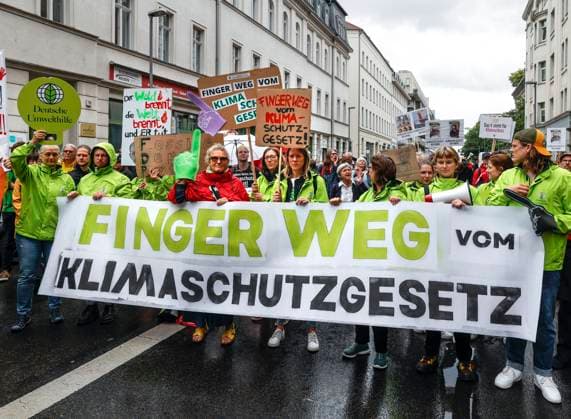 News Themen der Woche KW24 News Bilder des Tages Friday for Future Demo Berlin, 16.06.2023 - Demonstration von Fridays for Future und Campact vor der FDP Geschaeftsstelle gegen die Klimaschutzpolitik der Ampel Koalition. Berlin Berlin Deutschland *** Friday for Future Demo Berlin, 16 06 2023 Demonstration of Fridays for Future and Campact in front of the FDP office against the climate protection policy of the traffic light coalition Berlin Berlin Germany